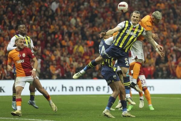 Caglar Soyuncu của Fenerbahce, phía trước, nhảy đánh đầu với Mauro Icardi của Galatasaray, trong trận đấu bóng đá Super Lig của Thổ Nhĩ Kỳ giữa Galatasaray và Fenerbahce ở Istanbul, Thổ Nhĩ Kỳ, Chủ nhật, ngày 19 tháng 5 năm 2024. (Ảnh AP)