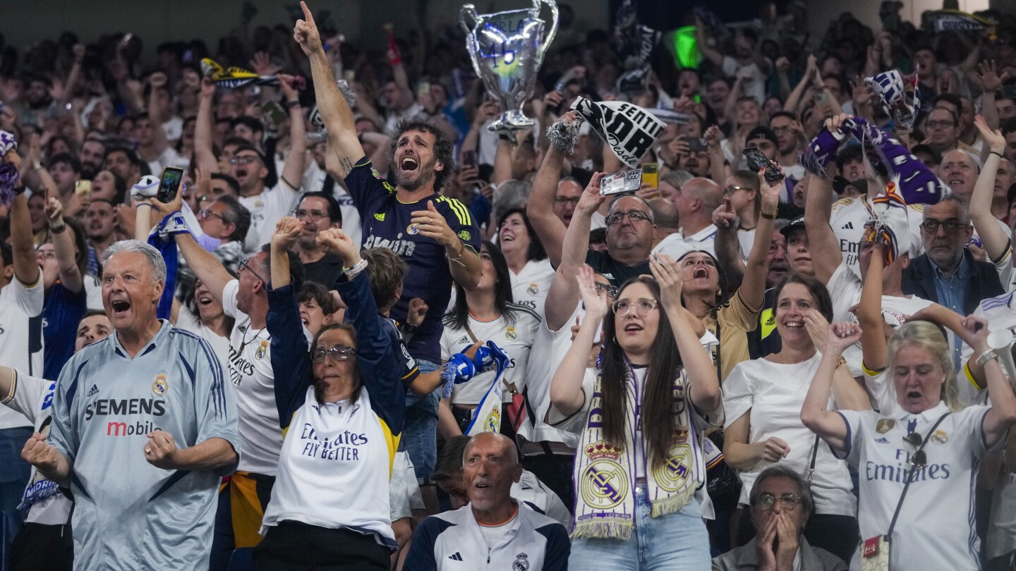 Реал Мадрид празнува поредната титла в Шампионската лига със своите фенове по улиците на испанската столица