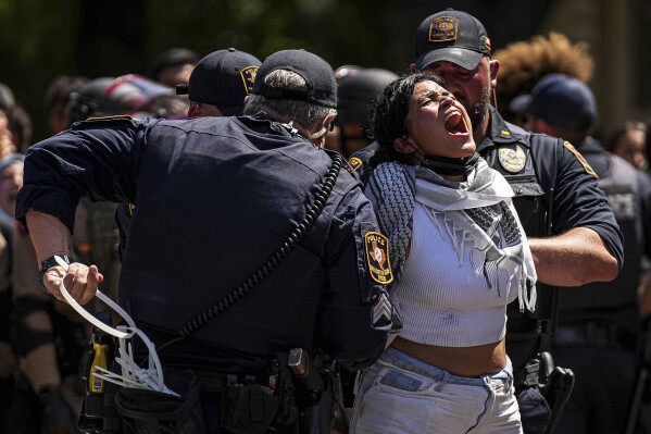 Propalestyński protestujący krzyczy "Wolna Palestyna" W poniedziałek 29 kwietnia 2024 r. została skuta kajdankami przez policję Uniwersytetu Teksasu w Austin na terenie kampusu w Austin w Teksasie.  (Aaron E. Martinez/Austin American-Statesman za pośrednictwem AP)