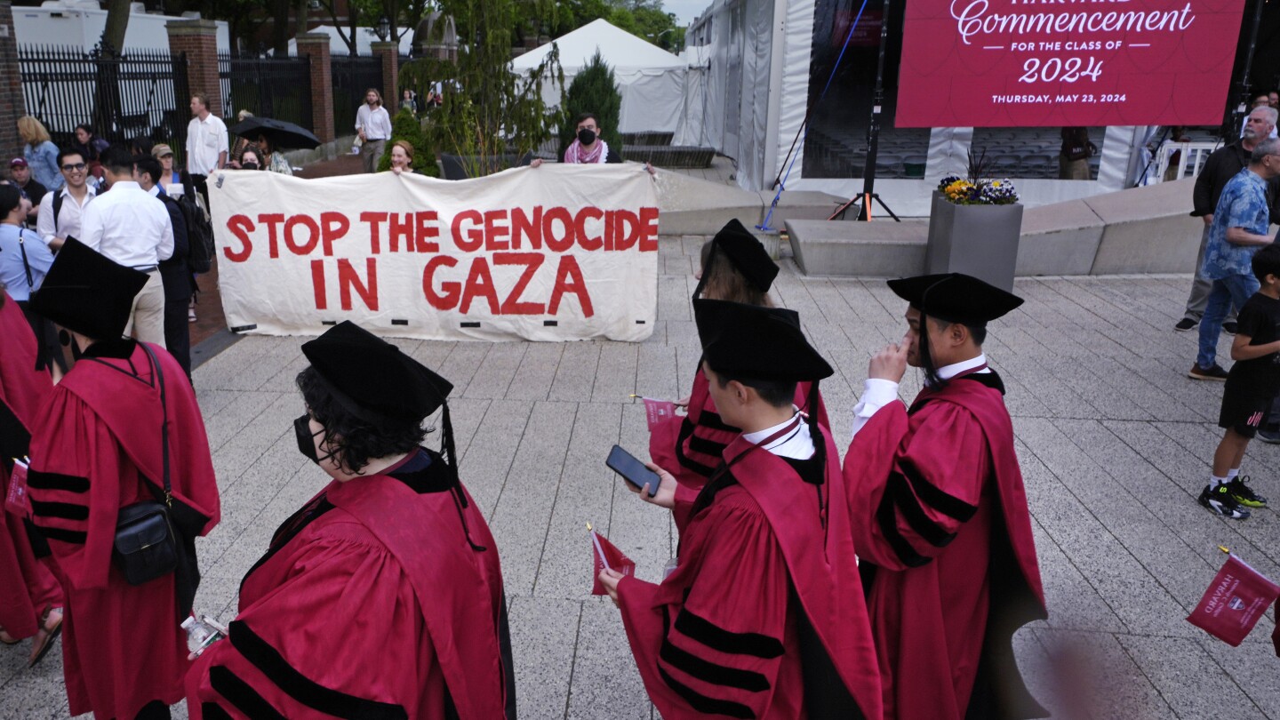 Харвард започва началото след продължилите седмици пропалестински лагерни протести