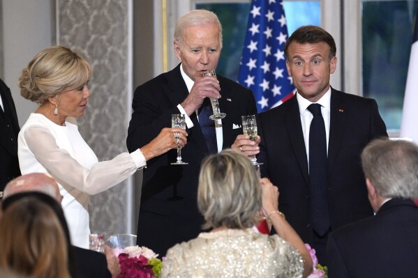 El presidente francÃ©s Emmanuel Macron, desde la derecha, el presidente Joe Biden y Brigitte Macron brindan durante una cena de Estado, el sÃ¡bado 8 de junio de 2024 en el Palacio del ElÃ­seo, en ParÃ­s. (AP Foto/Evan Vucci)