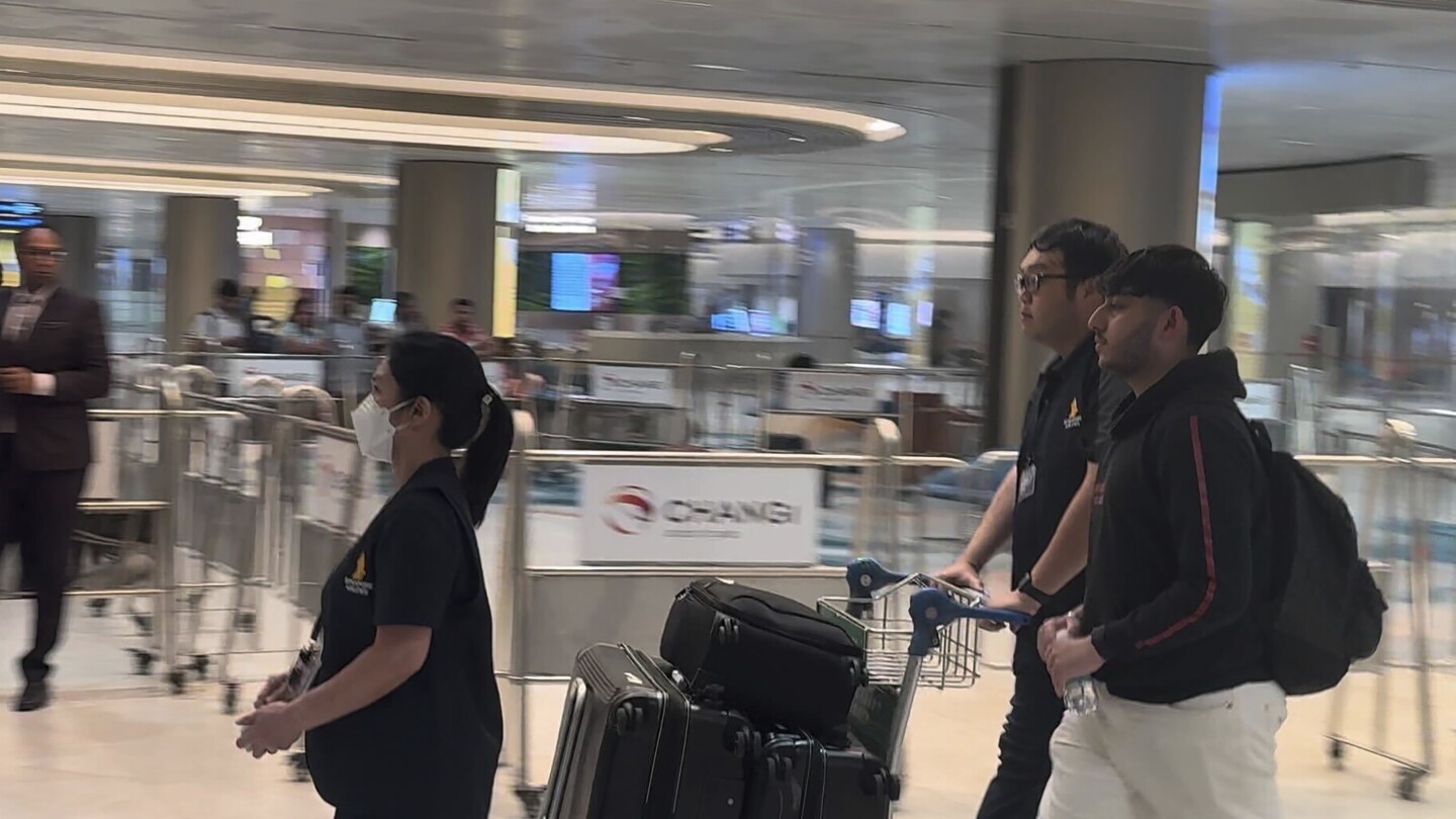БАНКОК (AP) — Сингапурските авиолинии казаха, че самолет за помощ
