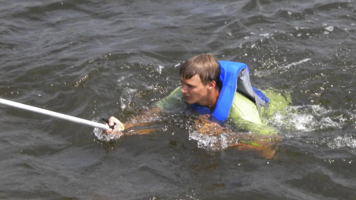 Tongkang menabrak perahu bebek turis di Philly;  2 hilang