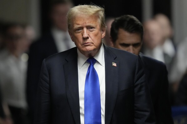 El expresidente Donald Trump camina para hacer comentarios a los miembros de los medios después de que un jurado lo condenó por delitos graves por falsificar registros comerciales en un plan para influir ilegalmente en las elecciones de 2016, en el Tribunal Penal de Manhattan, el jueves 30 de mayo de 2024, en Nueva York. . (Foto AP/Seth Wenig, Piscina)