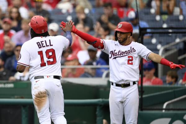 Hernandez pitches Nationals past Cubs