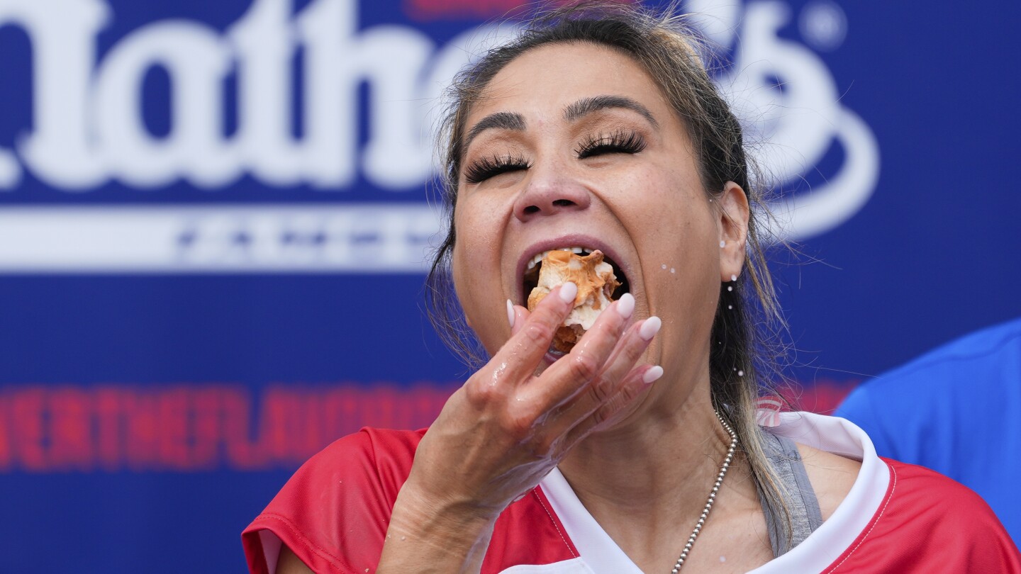 O atual campeão Mickey Sudo venceu a divisão feminina do concurso anual de comer cachorro-quente de Nathan