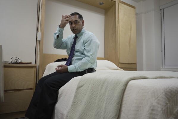 CAPTION CORRECTS TITLE Dr. Roneil Malkani demonstrates the set up for a sleep study at the Center for Circadian & Sleep Medicine at Northwestern Medicine in Chicago on May 16, 2024. Pink noise has a frequency profile “very similar to the distribution of brain wave frequencies we see in slow-wave sleep because these are large, slow waves,” said Malkani, associate professor of neurology at Northwestern University Feinberg School of Medicine. (AP Photo/Laura Bargfeld)