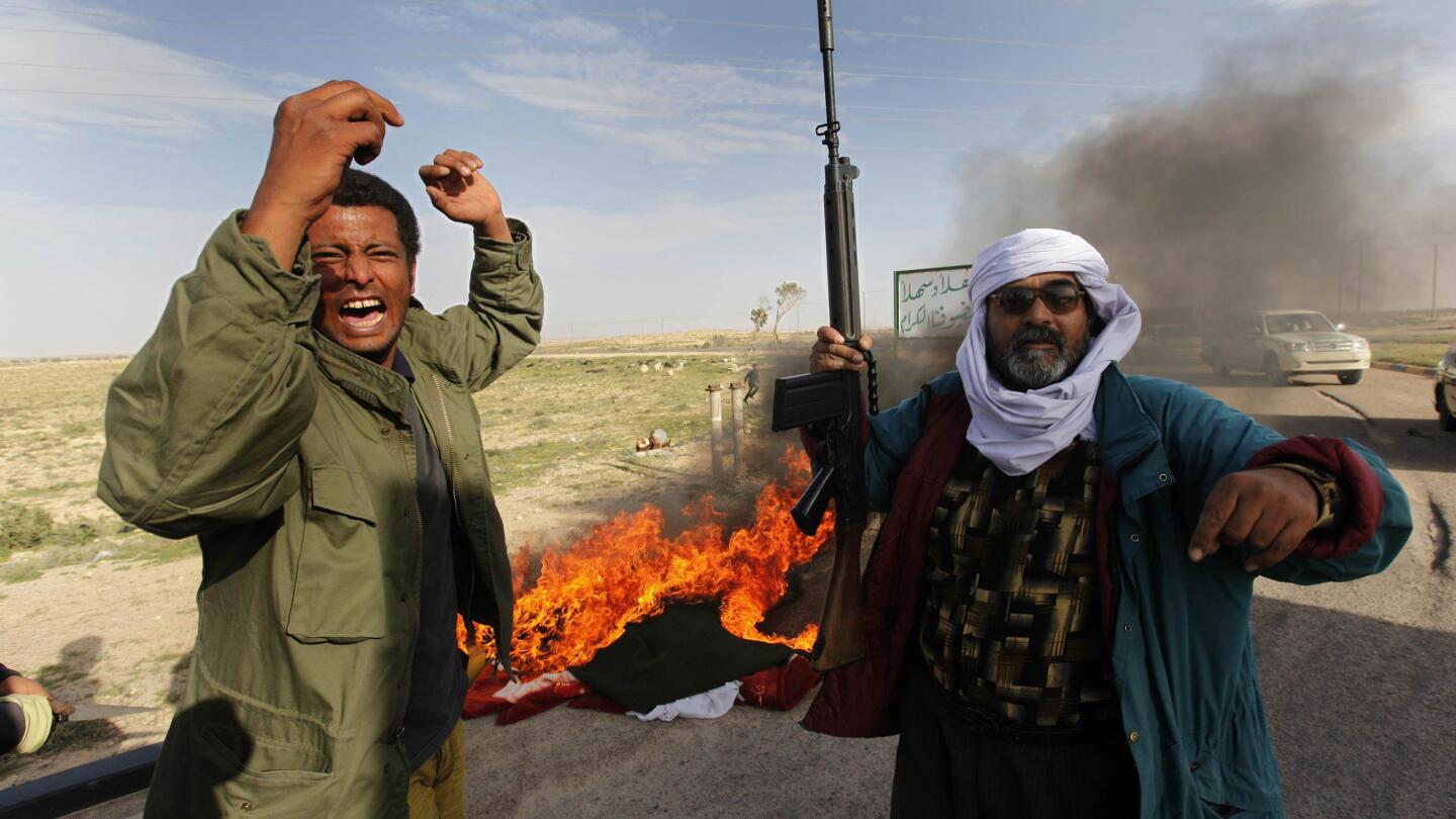 Pemberontak lari terpojok pasukan Gaddafi setelah pertempuran