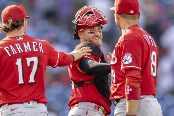 Kyle Farmer jokes about replacing Joey Votto at first base