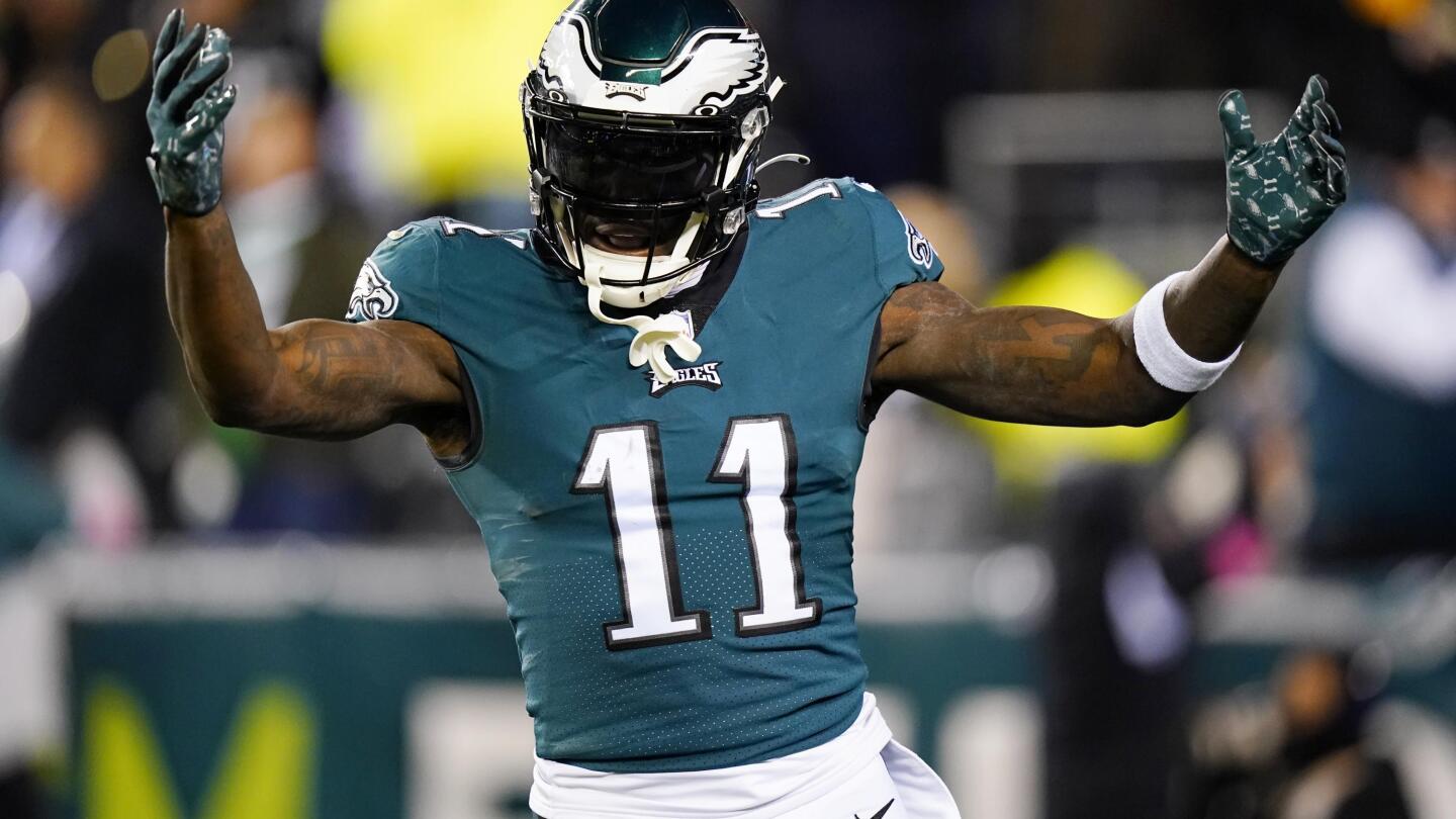 Wide receivers Brown, Smith form 'Dynamic Duo' for Eagles