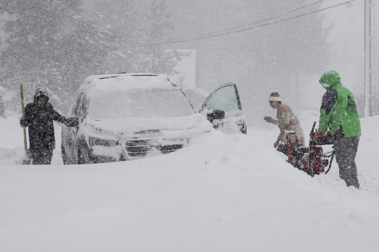 Los residentes intentan quitar la nieve durante una tormenta, el sábado 2 de marzo de 2024, en Truckee, California (Foto AP/Brooke Hess-Homeier)