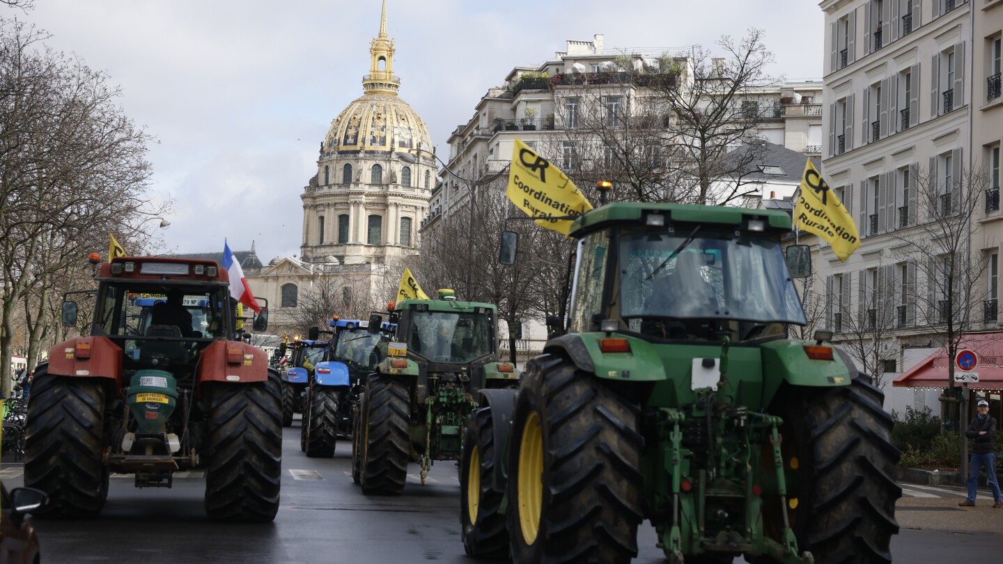 Le aziende agricole francesi regresan a Parigi e altri trattori per una nuova protesta