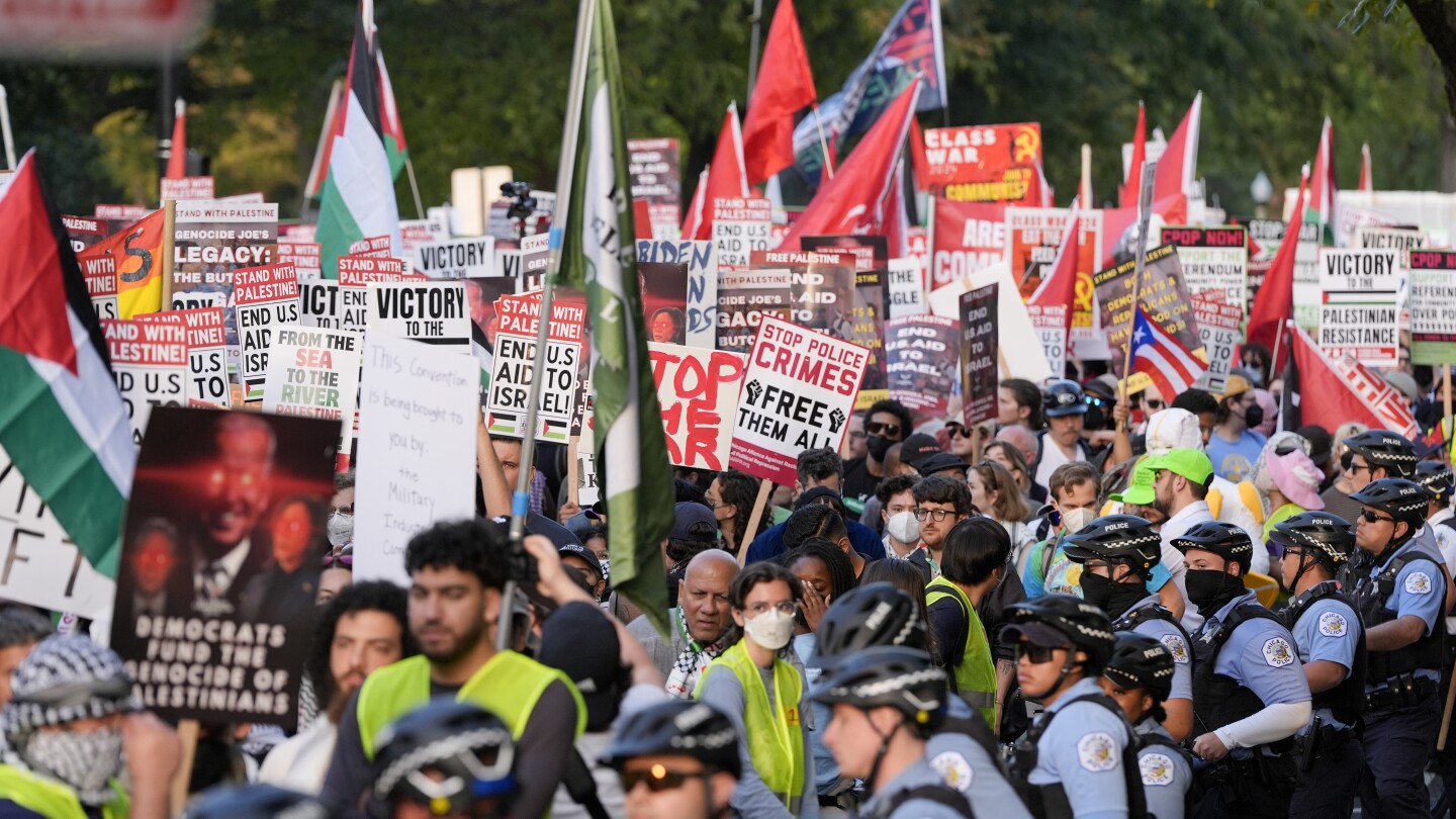 La última noche de protestas pro palestinas en el Comité Nacional Demócrata comienza con un tono familiar