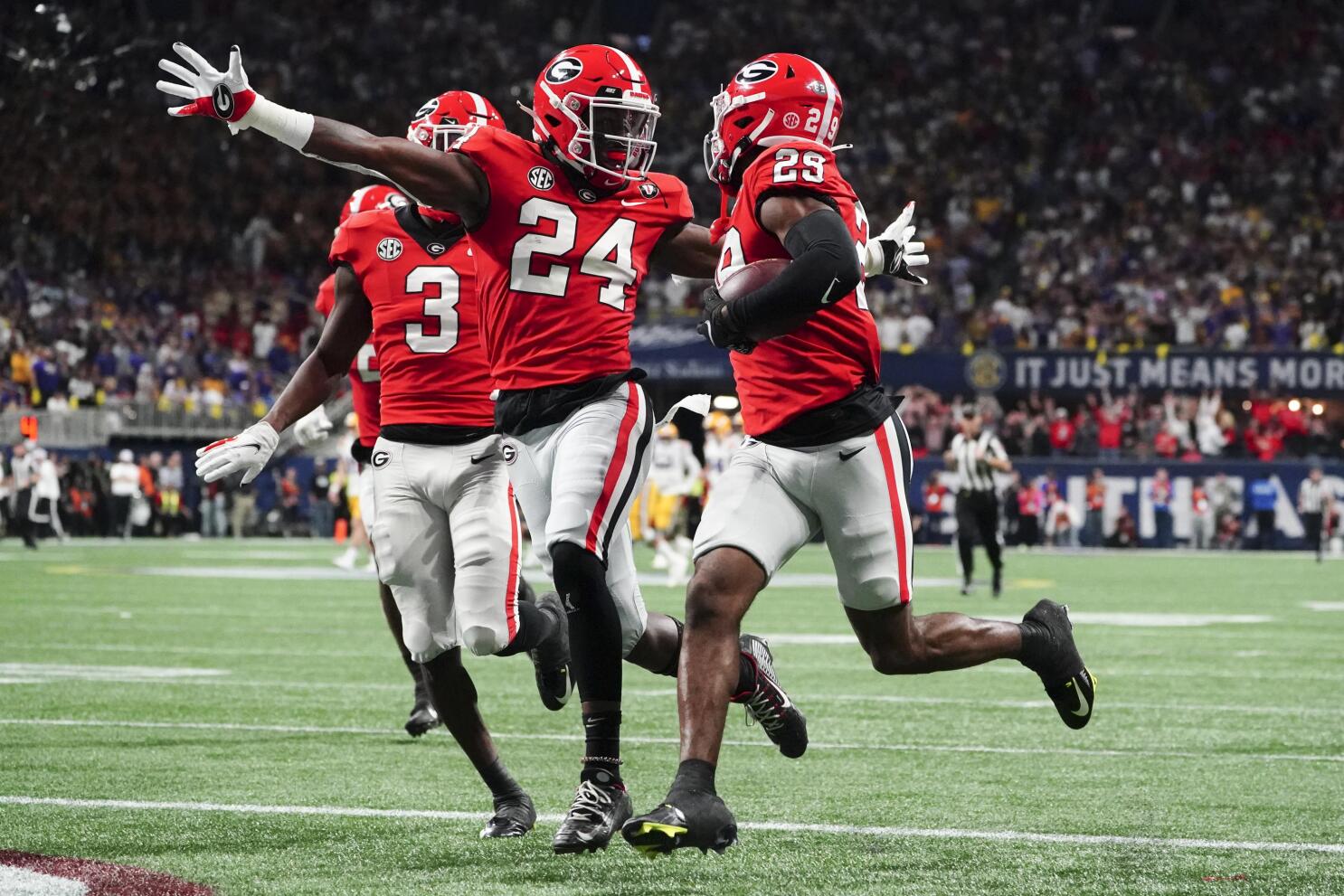 CFP National Championship 2022 - Sports world erupts as Georgia Bulldogs  defeat Alabama Crimson Tide - ESPN