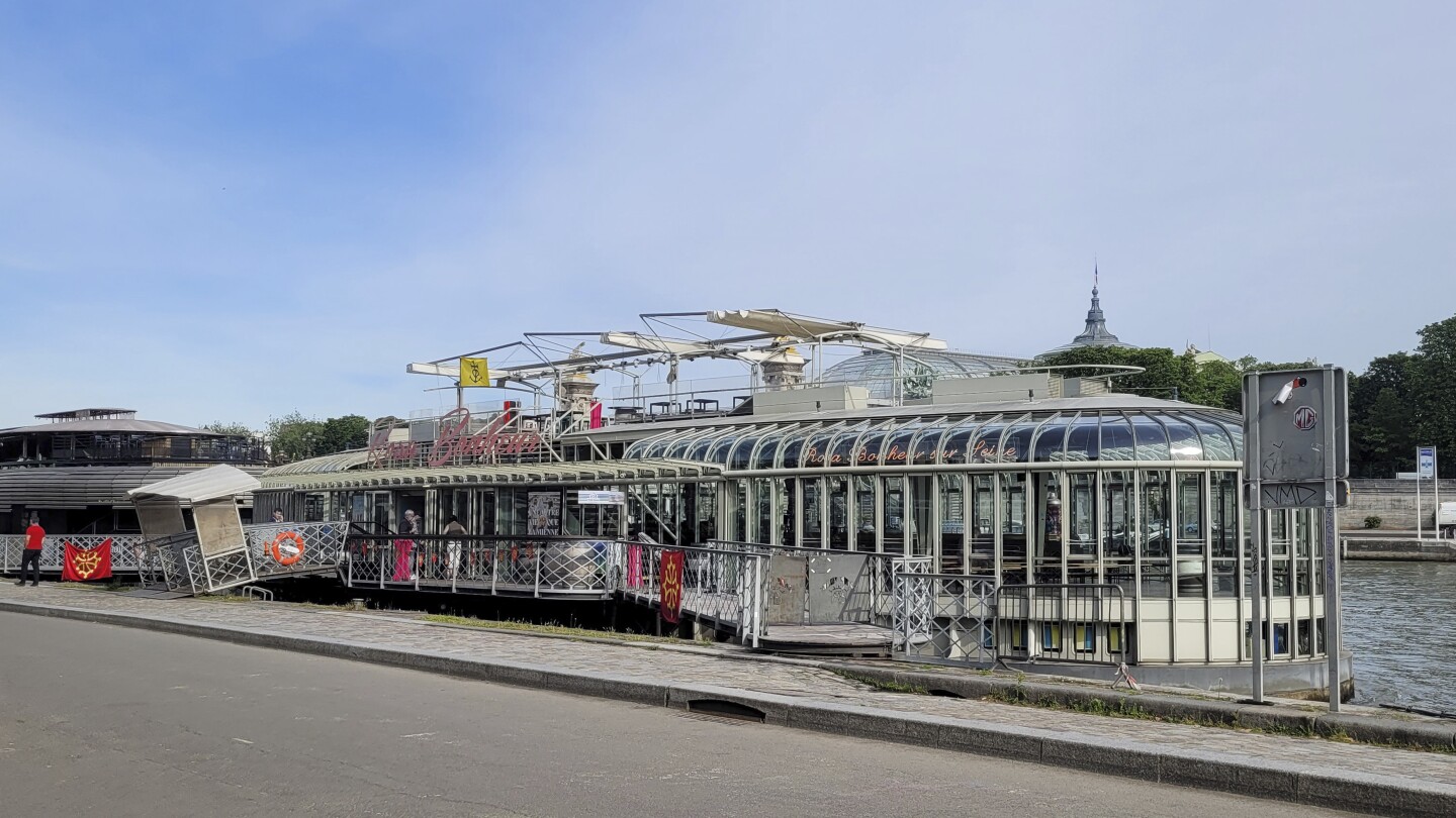 Pride House на шлепа на река Сена е открит от организаторите на Олимпийските игри в Париж