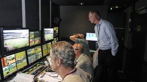 メジャーリーグベースボールのシニアバイスプレジデント兼エグゼクティブプロデューサーであるダグ・ジョンソンは、2023年7月18日火曜日、アトランタでアリゾナ・ダイヤモンドバックスとアトランタ・ブレーブスの間の野球の試合を放送する準備をしているプロデューサーとディレクターを見守っています。  (AP写真/ジョン・ベイズモア)