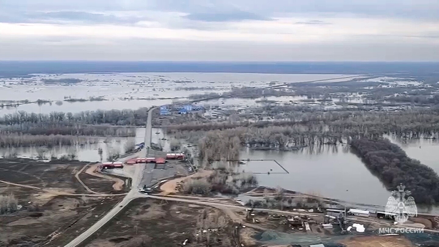 Нивата на водата се покачват и домовете се наводняват в Русия след скъсване на язовирна стена близо до казахстанската граница