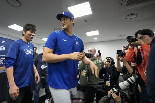 ARCHIVO - Shohei Ohtani (derecha) de los Dodgers de Los Ángeles y su intérprete Ippei Mizuhara tras una rueda de prensa, el 16 de marzo de 2024, en Seúl. (AP Foto/Lee Jin-man)