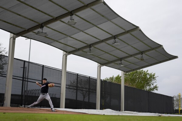 CORRECTS PLAYER'S NAME FROM DYLAN FLORO TO JACOB BARNES - Washington Nationals pitcher Jacob Barnes throws under cover in the bullpen during a spring training baseball workout Sunday, Feb. 18, 2024, in West Palm Beach, Fla. (AP Photo/Jeff Roberson)