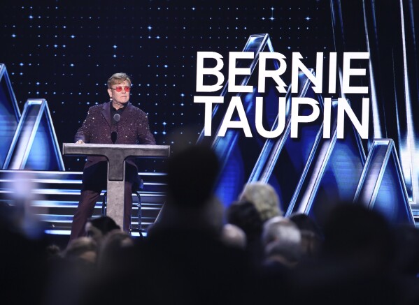 Elton John berbicara pada upacara pelantikan Rock and Roll Hall of Fame pada hari Jumat, 3 November 2023 di Barclays Center di New York.  (Foto oleh Andy Krupa/Invision/AP)