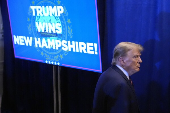 El candidato presidencial republicano, el expresidente Donald Trump, camina entre bastidores después de hablar en una fiesta nocturna de las elecciones primarias en Nashua, NH, el martes 23 de enero de 2024. El fraude electoral fue algo de lo que Trump no se quejó después de su victoria en las primarias en New Hampshire.  Si bien Trump generalmente se abstiene de alegar fraude electoral en las elecciones que gana, dedica mucho tiempo a sentar las bases para denunciar fraude en caso de perder una próxima votación.  Ya lo ha estado haciendo con la vista puesta en las elecciones generales de noviembre.  (Foto AP/Matt Rourke)