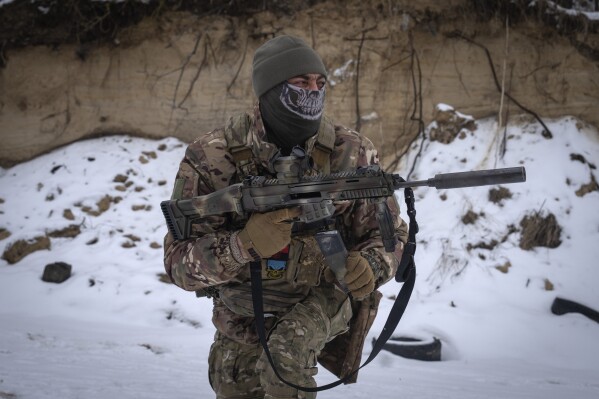 Член проукраинского русского этнического сибирского батальона тренируется на военных учениях недалеко от Киева, Украина, среда, 13 декабря 2023 года. Украинские военные сформировали батальон солдат, полностью состоящий из граждан России, которые хотят сражаться против русских. вторжение. (AP Photo/Ефрем Лукацкий)