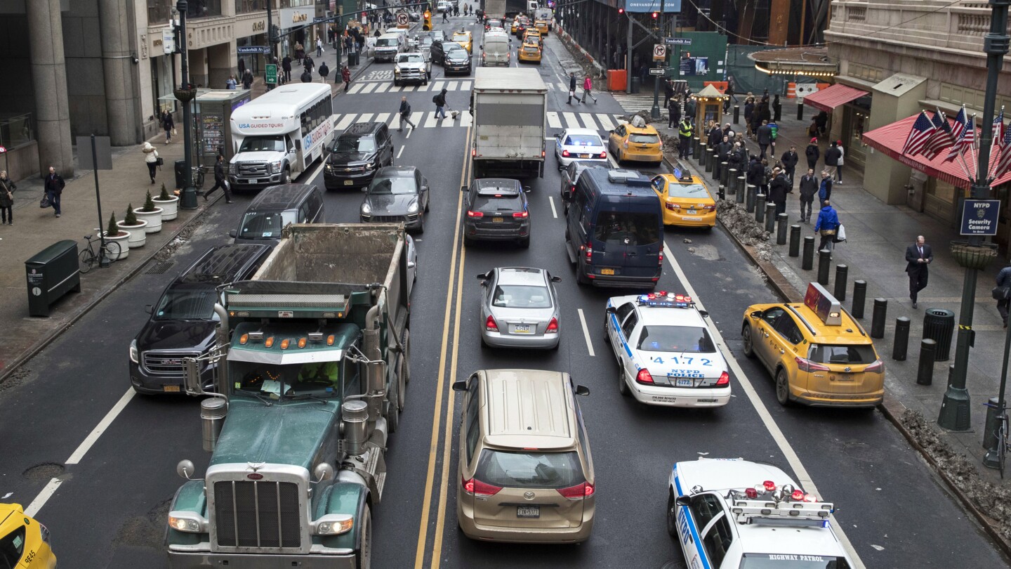Шофьори на камиони, които искат да блокират таксата задръствания в Ню Йорк за шофьори от Манхатън