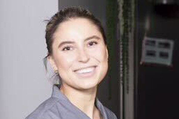 In this undated photo provided by Ksenia Leonteva, Los Angeles-based esthetician Ksenia Khavana is pictured in her medical scrubs. The 33-year-old with dual U.S.-Russian citizenship has been arrested in Russia on suspicion of raising funds for the Ukrainian military. Her manager and longtime friend disputes the allegations, saying Khavana had been collecting money for a charity providing disaster relief in Ukraine amid the war. (Ksenia Leonteva via 番茄直播)