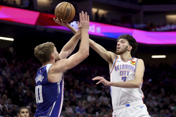 Oklahoma City Thunder forward Chet Holmgren (7) shoots against Sacramento Kings forward Domantas Sabonis (10) during the first half of an in-season NBA tournament basketball game in Sacramento, Calif, Friday, Nov. 10, 2023. (AP Photo/Jed Jacobsohn)