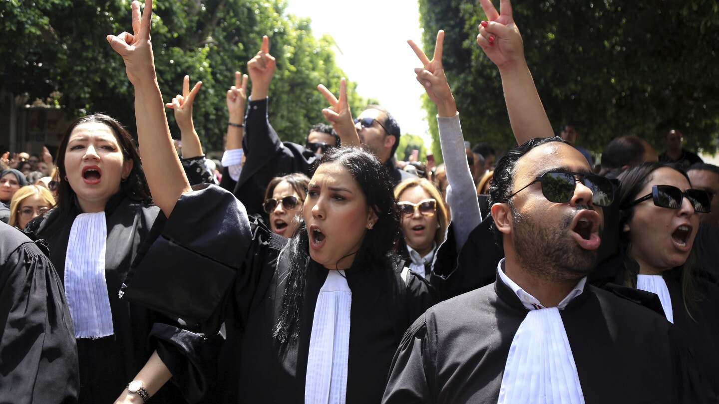 ТУНИС, Тунис (AP) — Адвокати в Тунис излязоха по улиците