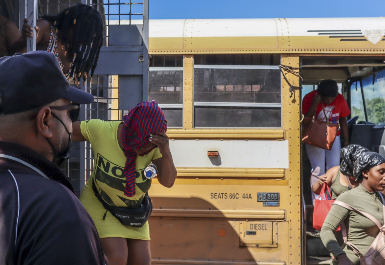Migrantes haitianos relatan abusos mientras República Dominicana redobla las deportaciones
