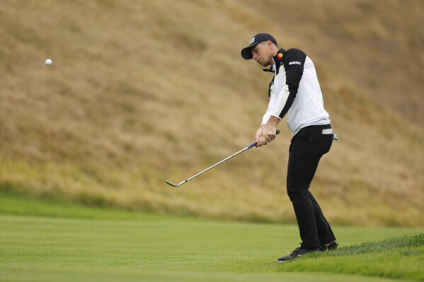 Viktor Hovland, of Norway, chips to the fifth green during the third round of the Genesis Invitational golf tournament at Riviera Country Club, Saturday, Feb. 17, 2024, in the Pacific Palisades area of Los Angeles. (AP Photo/Ryan Kang)