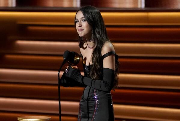 Olivia Rodrigo Should Be an Extra on 'Bridgerton' With Her Grammys 2022  Dress—See Pics