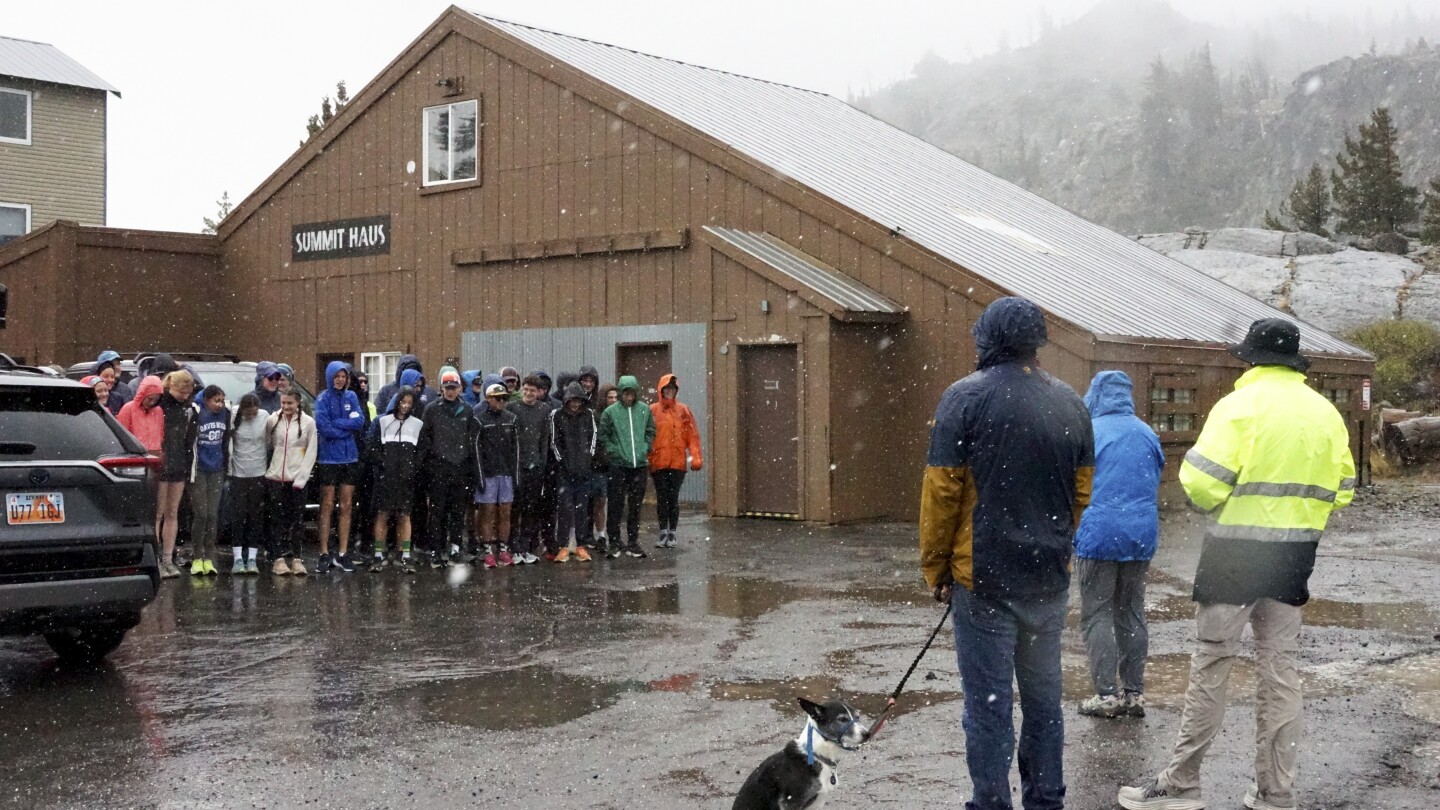 Des conditions météorologiques inhabituelles interrompent l’été et la neige tombe dans les montagnes de la côte ouest.