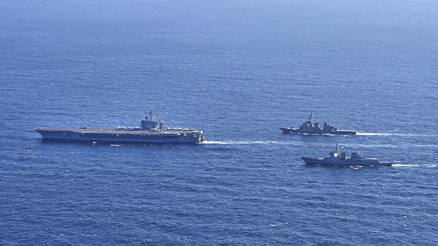 北朝鮮との緊張が高まる中、米国、韓国、日本は海軍演習を行っている