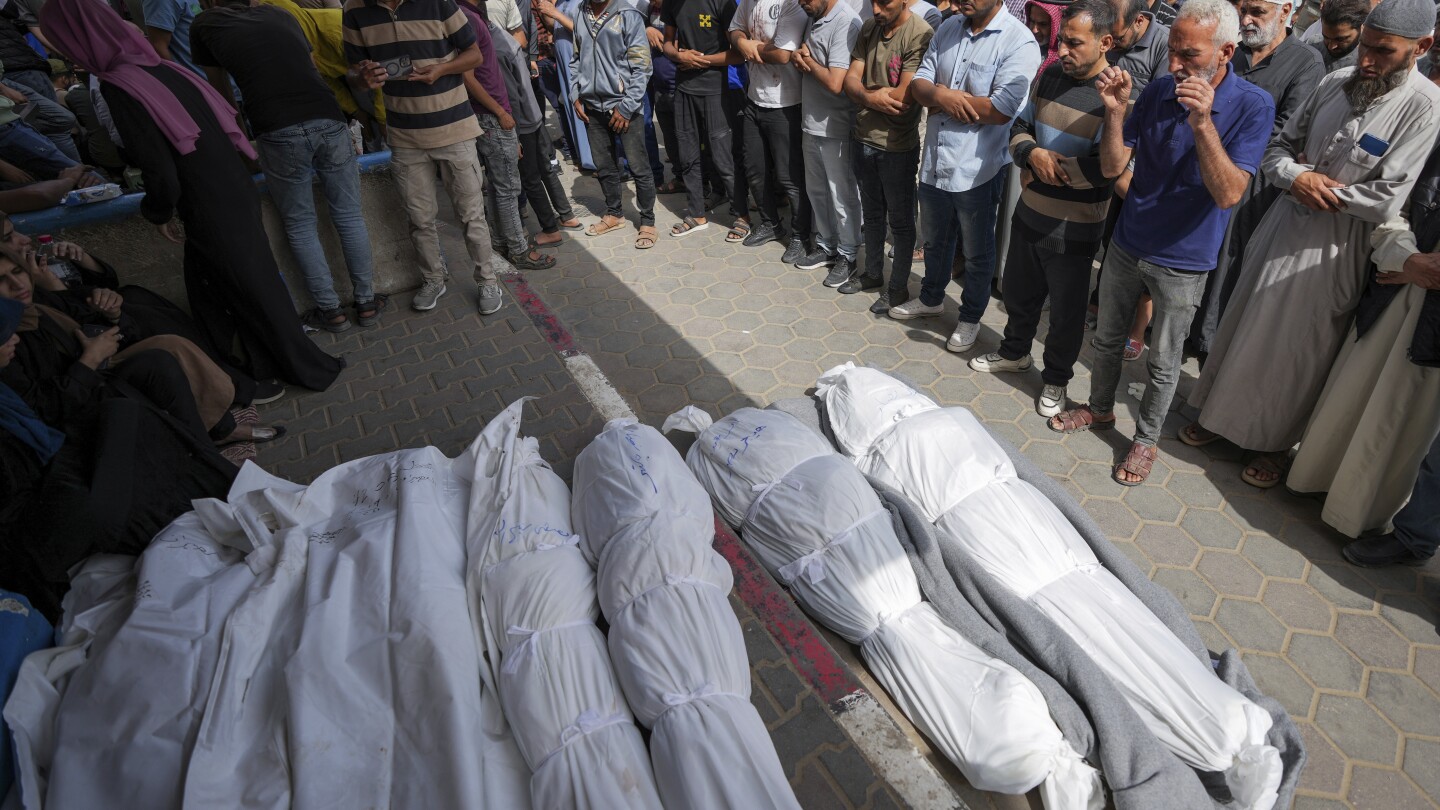 Въздушен удар уби 20 души в централна Газа и битката бушува, докато израелските лидери въздушават дивизии по време на войната