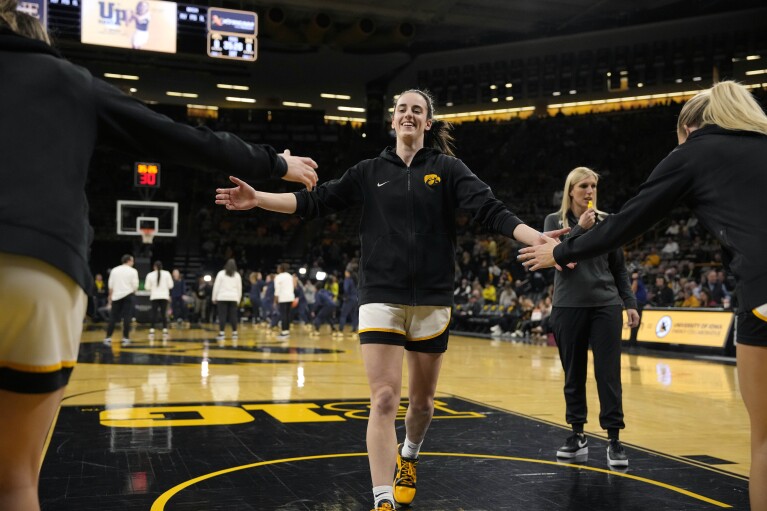 Gardianul Iowa Kaitlin Clark se uită la meciul de baschet al colegiului NCAA al echipei împotriva Michigan, joi, 15 februarie 2024, în Iowa City, Iowa.  (AP Foto/Matthew Putney)