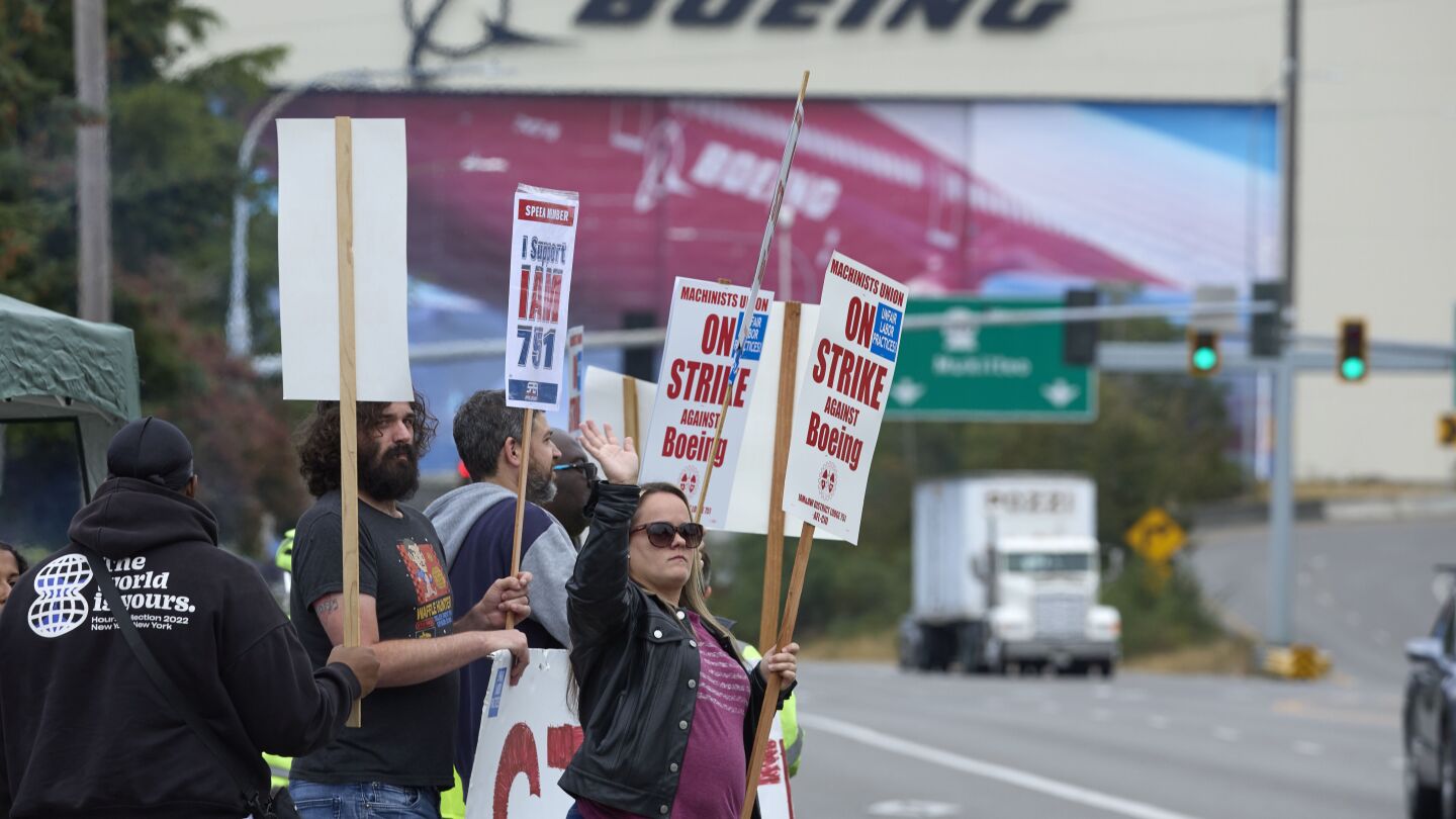 Grève de Boeing : 33 000 ouvriers d’usine quittent leur travail en raison de leurs salaires