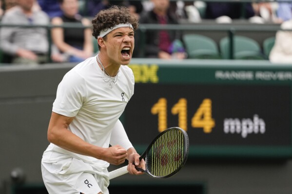 Ben Shelton of the United States reacts after winning a point against Denis Shapovalov of Canada during their third round match at the Wimbledon tennis championships in London, Saturday, July 6, 2024. (AP Photo/Alberto Pezzali)
