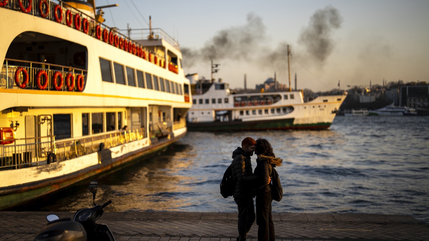 ИСТАНБУЛ (AP) — Истанбул, градът, сгушен по протежението на Босфора