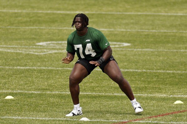 New York Jets' Olu Fashanu works out during an NFL rookie minicamp football practice Friday, May 3, 2024, in Florham Park, N.J. (Ǻ Photo/Adam Hunger)