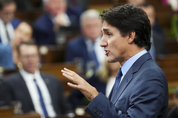 El primer ministro de Canadá, Justin Trudeau, responde una pregunta durante una sesión de control en la Cámara de los Comunes del Parlamento de Canadá, en Ottawa, el 19 de septiembre de 2023. (Sean Kilpatrick/The Canadian Press vía AP)