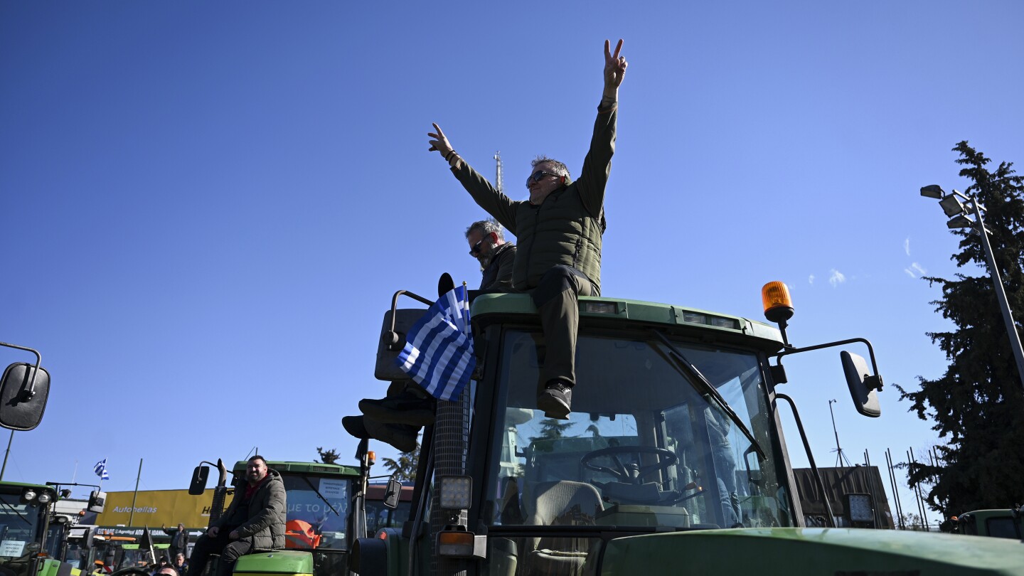 Гръцки фермери изхвърлиха продукцията пред селскостопански панаир и обещаха да ескалират протестите
