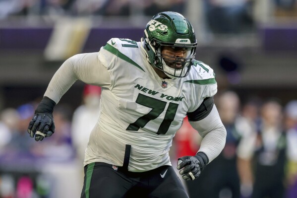 FILE - New York Jets offensive tackle Duane Brown (71) in action against the Minnesota Vikings during the second half of an NFL football game Sunday, Dec. 4, 2022 in Minneapolis. The New York Jets announced offensive tackle Duane Brown is returning to practice Thursday, Nov. 1, 2023, activating the 21-day window for him to be activated from injured reserve. (AP Photo/Stacy Bengs, File)