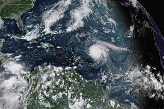 La imagen satelital distribuida por por la Agencia Nacional del Océano y la Atmósfera muestra el huracán Sam, apenas a la derecha del centro, en el océano Atlántico, 27 de setiembre de 2021. Sam es una poderosa tormenta de Categoría 4, pero no representa peligro para tierra al girar hacia el norte en el Atlántico, según el Centro Nacional de Huracanes de Estados Unidos. (NOAA via AP)