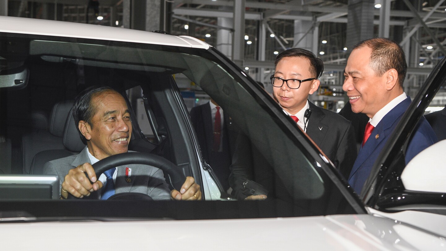 Presiden Indonesia mengunjungi pembuat kendaraan listrik Vietnam Vinfast dan mengatakan kondisinya sudah siap untuk pabrik mobil