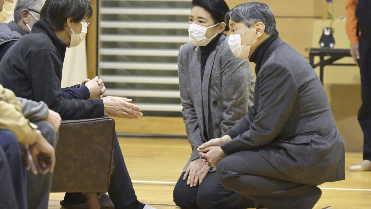 Японски император и императрица посещават градове, засегнати от земетресението на 1 януари, и утешават хиляди бездомни