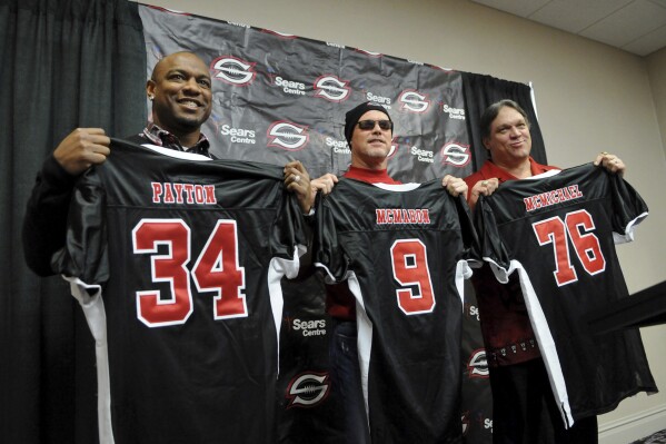 FILE - Jarrett Payton, left, son of Chicago Bears Hall of Fame running back Walter Payton; former Bears quarterback Jim McMahon, center, and former Bears defensive tackle Steve McMichael pose with Chicago Slaughter jerseys during a news conference Feb. 19, 2010, in Chicago. McMichael, who is battling ALS, was taken to the emergency room of a suburban Chicago hospital with suspected pneumonia, his longtime publicist Betsy Shepherd said Thursday, Feb. 15, 2024. (John J. Kim/Chicago Sun-Times via 番茄直播, File)