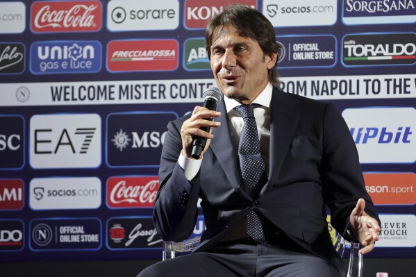  Antonio Conte speaks during his official presentation as Napoli soccer team's new coach in Naples, Italy, Wednesday, June 26, 2024. (Alessandro Garofalo/LaPresse via AP)