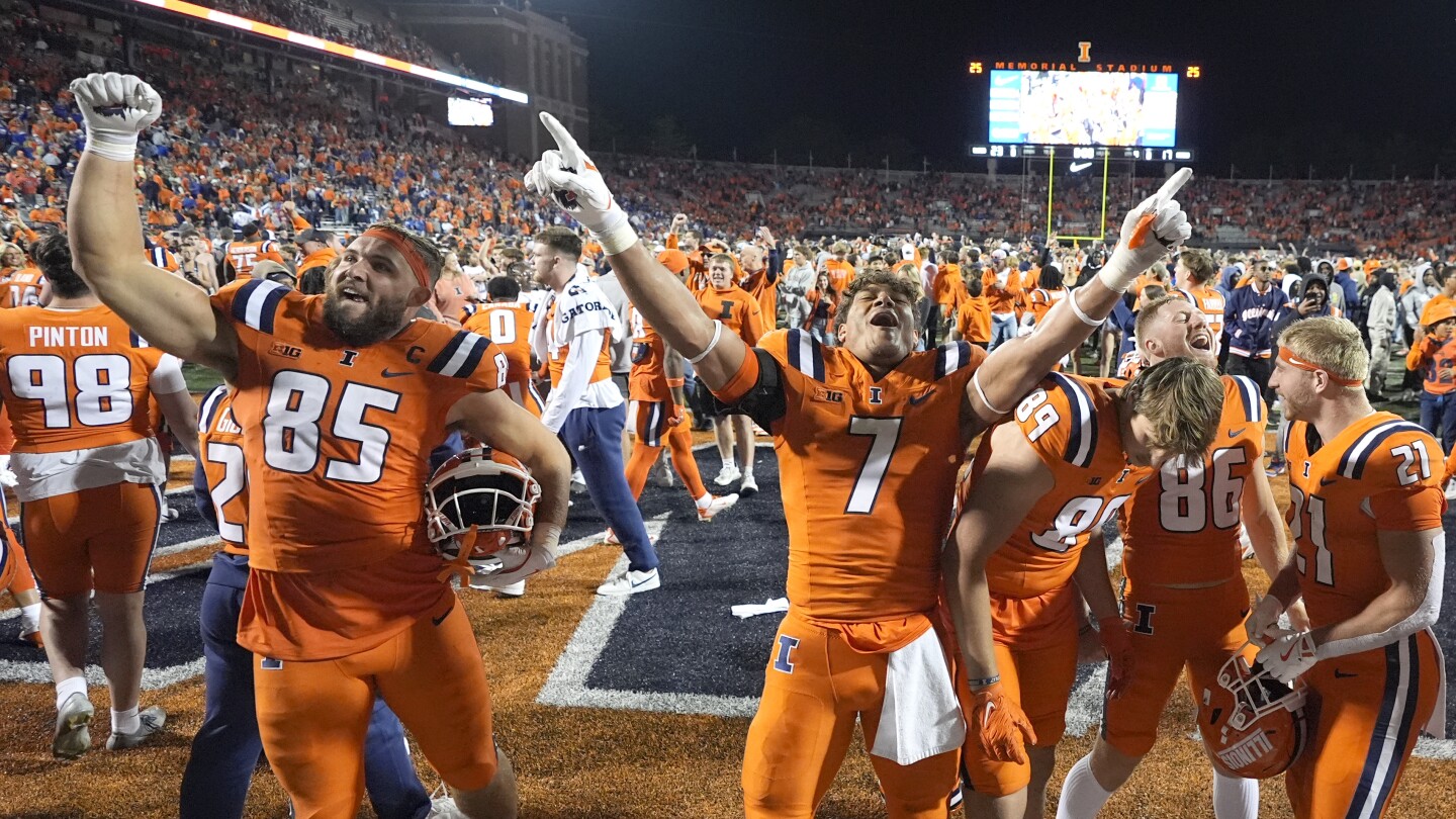 Illinois rallies in the 4th quarter to beat No. 19 Kansas 23-17